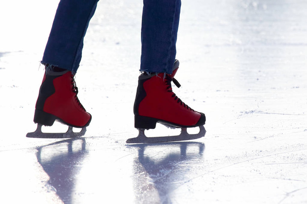 アイスリンク上でスケートの足 - 写真・画像