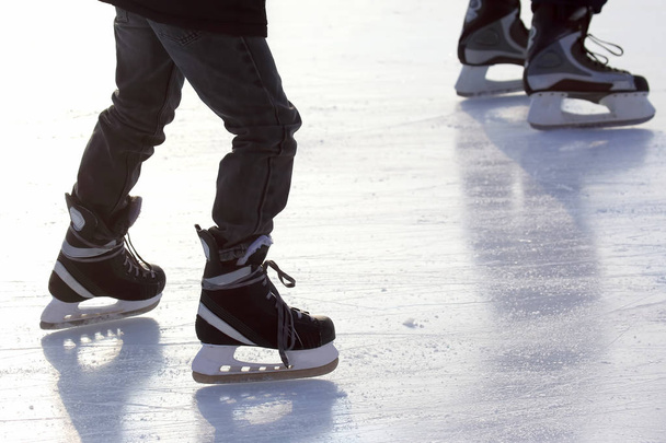 patinaje pies en la pista de hielo
 - Foto, imagen