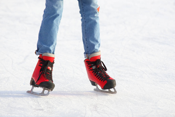 Jambes féminines en patins sur une glace rin
 - Photo, image