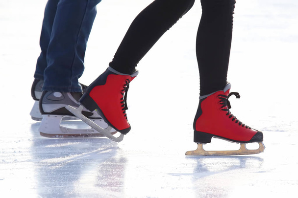 gente patinando en el rin de hielo
 - Foto, Imagen