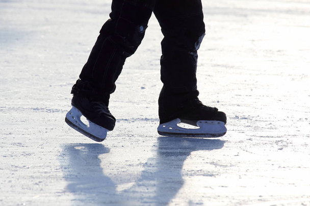 pies patinando en el rin de hielo
 - Foto, Imagen
