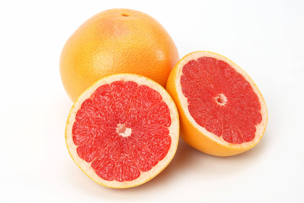 Citrus gesneden fruit grapefruit op witte achtergrond - Foto, afbeelding