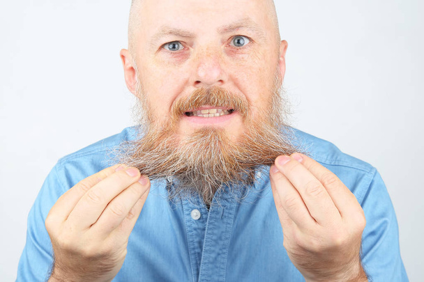 portrait of a bearded man on a light background - Foto, imagen