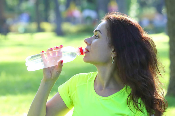 lindo joven deportivo chica beber agua de una botella
 - Foto, imagen