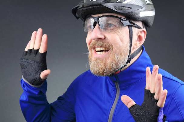 πορτρέτο του ευτυχισμένο γέλιο γενειοφόρος ποδηλάτης - Φωτογραφία, εικόνα