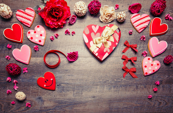 Hartvormige koekjes op een rustieke houten achtergrond voor Saint Valentine's Day. Valentijnsdag achtergrond - Foto, afbeelding