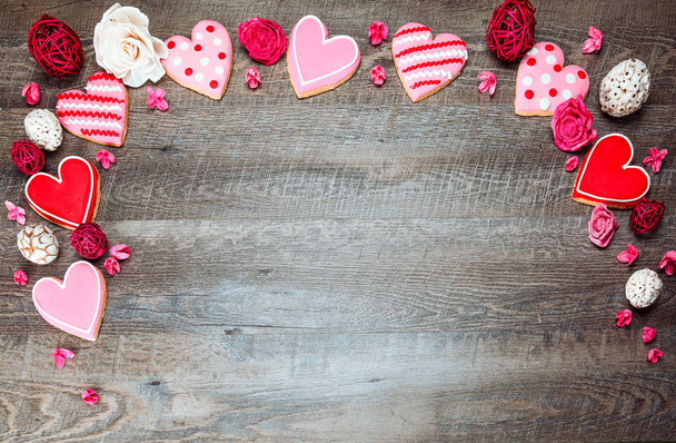 Kalp Kurabiye rustik ahşap arka plan üzerinde Saint Valentine's Day için şeklinde. Sevgiliye arka plan - Fotoğraf, Görsel