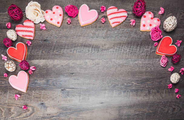 Galletas en forma de corazón sobre un fondo rústico de madera para el día de San Valentín. Fondo del Día de San Valentín
 - Foto, Imagen