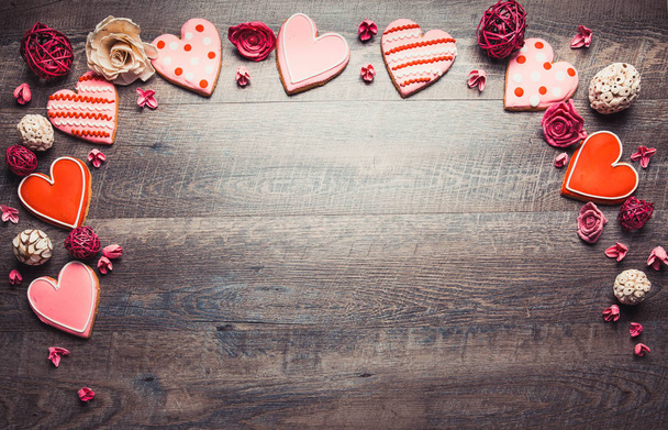 Srdce ve tvaru cookies na rustikální dřevo pozadí pro den svatého Valentýna. Valentinky den pozadí - Fotografie, Obrázek