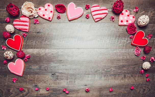 Bolachas em forma de coração em um fundo de madeira rústica para o Dia de São Valentim. Dia dos Namorados fundo
 - Foto, Imagem