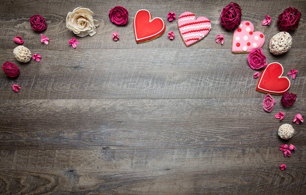 Srdce ve tvaru cookies na rustikální dřevo pozadí pro den svatého Valentýna. Valentinky den pozadí - Fotografie, Obrázek