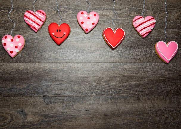 Kalp Kurabiye rustik ahşap arka plan üzerinde Saint Valentine's Day için şeklinde. Sevgiliye arka plan - Fotoğraf, Görsel