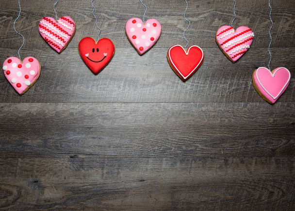 Bolachas em forma de coração em um fundo de madeira rústica para o Dia de São Valentim. Dia dos Namorados fundo
 - Foto, Imagem