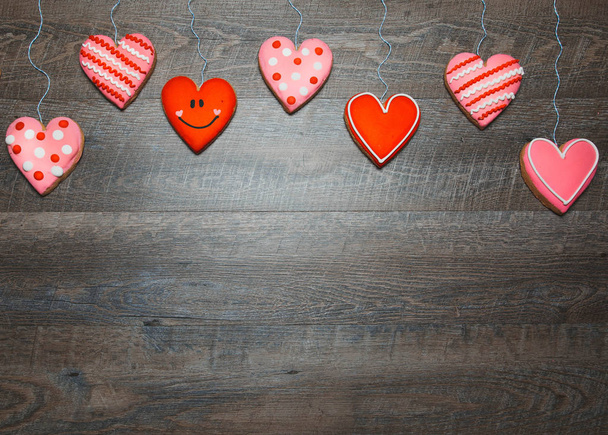 Biscotti a forma di cuore su uno sfondo di legno rustico per San Valentino. San Valentino sfondo
 - Foto, immagini