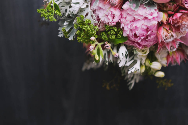 großen schönen Hochzeitsstrauß von Frühlingsblumen auf Holzgrund. Pfingstrosen, Rosen, Tulpen, Gras. Hochzeitskonzept. - Foto, Bild