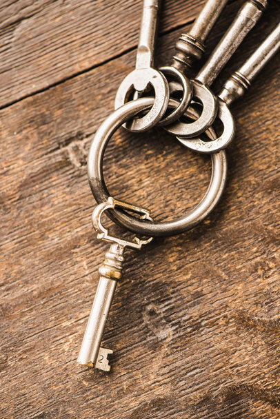 σύνολο παλιά vintage κλειδιά σε ένα δαχτυλίδι - Φωτογραφία, εικόνα