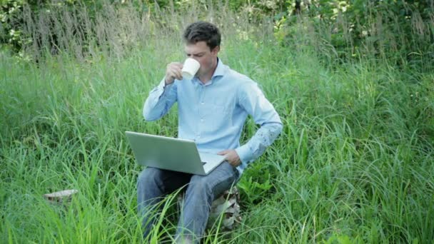 Businessman working outdoors with a cup of coffee - Metraje, vídeo
