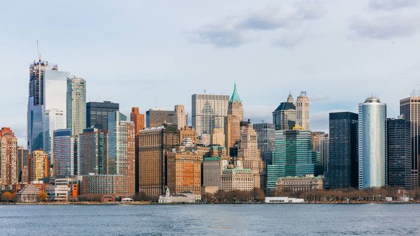 Vista de edifícios e arranha-céus do centro de Manhattan sobre a água, em Nova York, EUA
 - Foto, Imagem