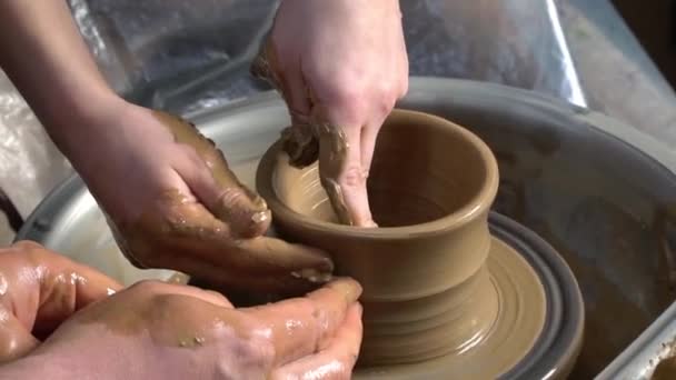 Insegnare ceramica ai bambini. L'insegnante dà una classe di master in modellazione
 - Filmati, video