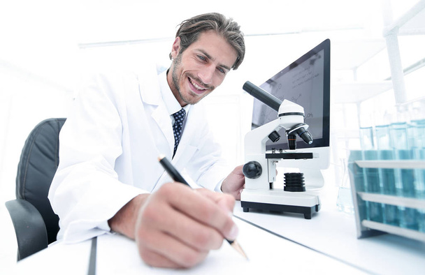 scientist makes a note of experiment in the laboratory - Foto, Imagem