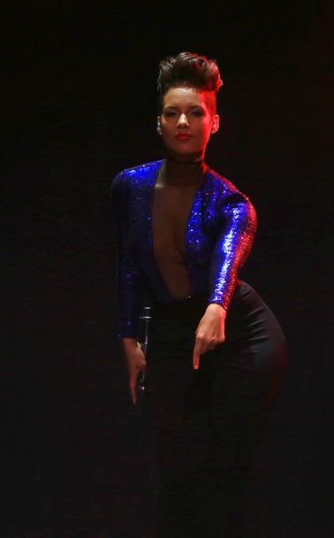 Amerykańska piosenkarka Alicia Augello Cook, znany jako Alicia Keys pozach podczas jej koncertu w Szanghaju, 20 listopada 2013. - Zdjęcie, obraz
