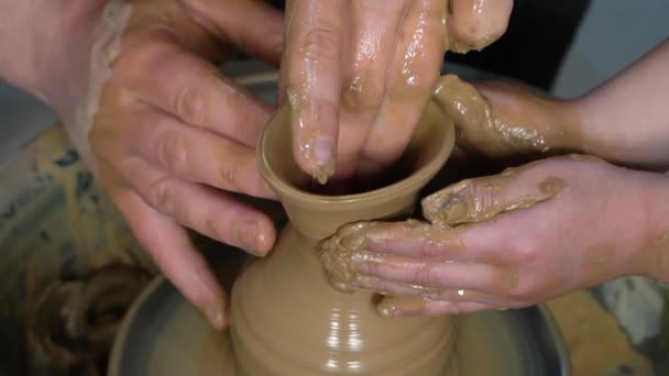 Výuka keramiky pro děti. Učitel zadává mistrovské třídě v modelování - Záběry, video