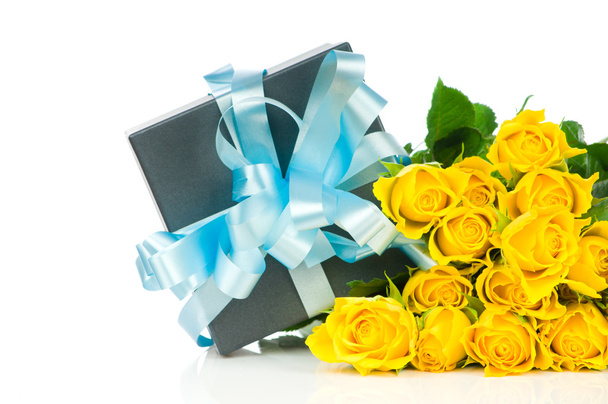 Yellow roses with gift box isolated on white background - Foto, Imagen