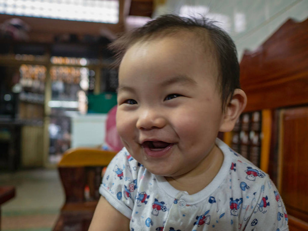 Cutie guapo asiático chico bebé sonrisa muy feliz en la casa
 - Foto, imagen