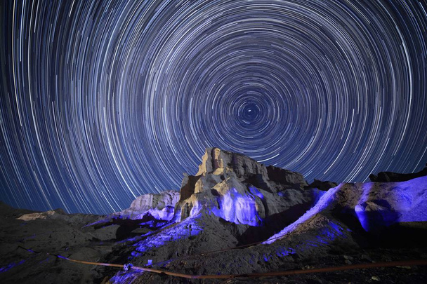 Nachtaufnahme von Danxia Landform unter dem Sternenhimmel in Sunan County, Zhangye Stadt, Nordwest-China Gansu Provinz, 26. November 2013. - Foto, Bild