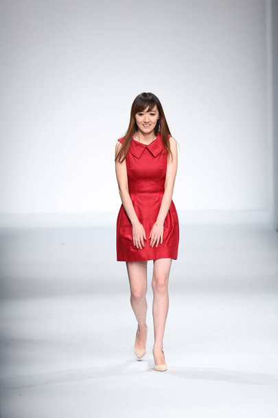 Chiński Projektant Xinyuhu jest na zdjęciu jej pokaz mody podczas Shanghai Fashion Week wiosna/lato 2014 w Szanghaju, Chiny, 18 października 2013 r.. - Zdjęcie, obraz