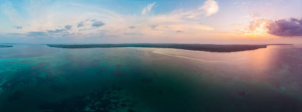 Vista aérea tropical playa isla arrecife caribe mar cielo dramático al atardecer amanecer. Indonesia Islas Molucas, Islas Kei, Mar de Banda. Destino de viaje superior, buceo snorkel
 - Foto, Imagen