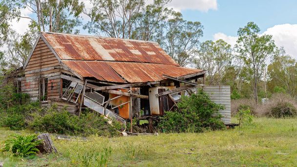 Oude vallen hut ongeveer te grot in, gezien in een land stad in Australië - Foto, afbeelding