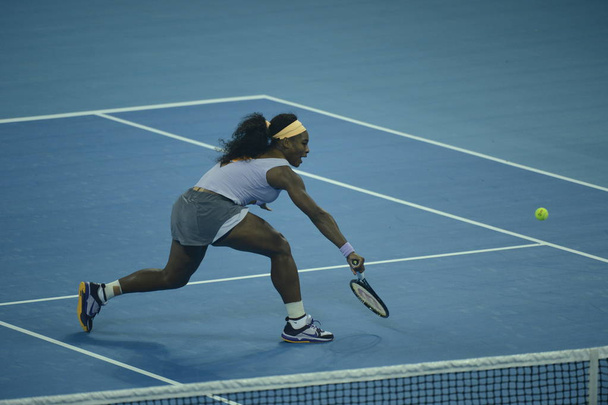 Serena Williams of the United States palauttaa laukaus Agnieszka Radwanska Puolan aikana naisten Singles semifinaali 2013 Kiina Open tennisturnaus Pekingissä, Kiinassa, 5 Lokakuuta 2013
 - Valokuva, kuva