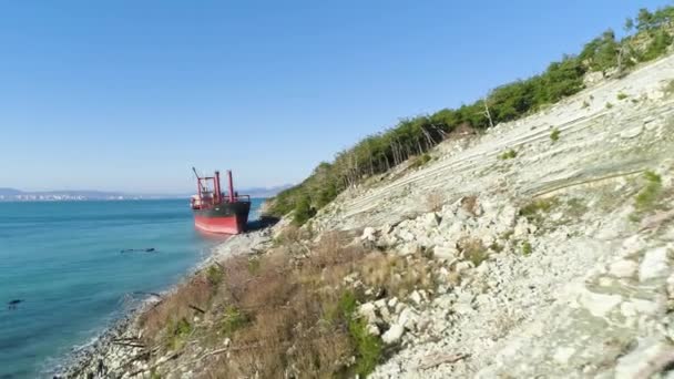 Denizin üzerinde ünlü terk edilmiş enkaz. Vurdu. Terk edilmiş bir gemi üstten görünüm sahilde - Video, Çekim