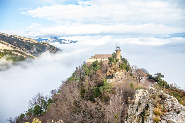 Vista panorámica de los Pirineos cerca de Baga, Cataluña, España
 - Foto, Imagen