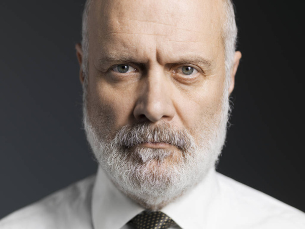 Black and white portrait of a confident mature man, close up - Foto, Bild