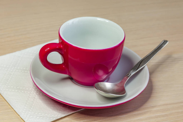 Чашка розового кофе и блюдце
 - Фото, изображение