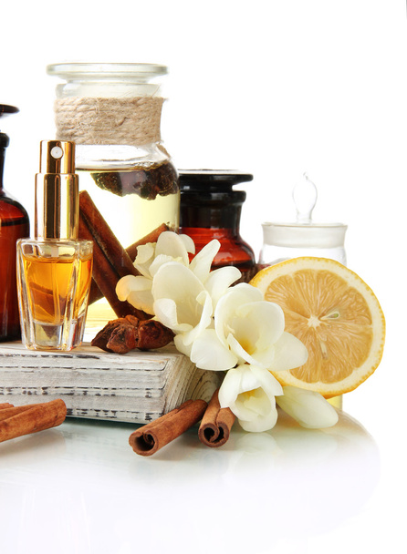 Flacons avec ingrédients pour le parfum, isolés sur blanc
 - Photo, image