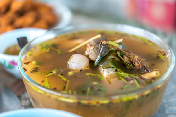Sopa de mariscos agria y caliente (Tom Yum) en venta en el mercado o restaurante tailandés de comida callejera en Tailandia
 - Foto, Imagen