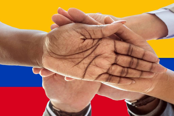 Κολομβία σημαία πολυπολιτισμική ομάδα νέους ποικιλομορφία ολοκλήρωσης απομονωμένες. - Φωτογραφία, εικόνα