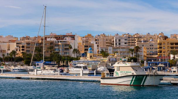 GARRUCHA, SPAIN - JANUARY 23, 2019   A beautiful marina with luxury yachts and motor boats in the tourist seaside town of Garrucha - Foto, afbeelding