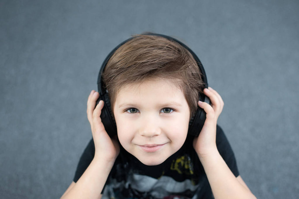 krásný chlapec ve sluchátkách, chlapec 5 let staré, poslouchat hudbu - Fotografie, Obrázek