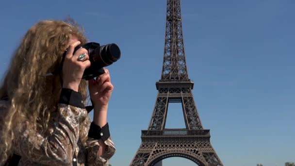 Kaunis nainen hiukset tuulessa kaappaa hetkiä ja muistoja Eiffel-tornin lähellä
 - Materiaali, video