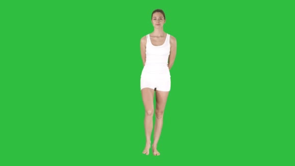 Mujer joven blanca caminando y mirando hacia abajo en una pantalla verde, Chroma Key
. - Imágenes, Vídeo