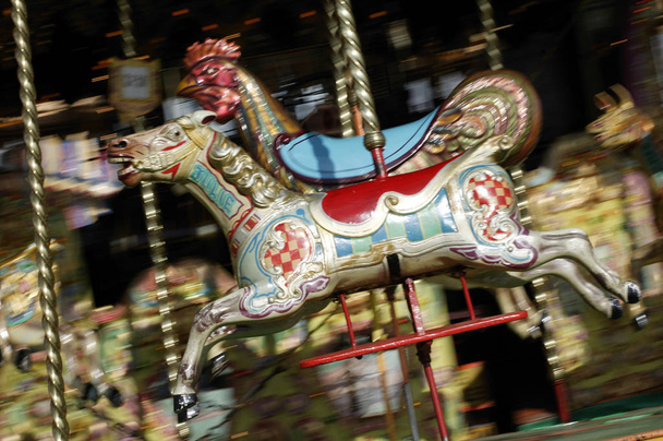 Malovaný koně na viktoriánské parní pohon pouťové Ride - Fotografie, Obrázek