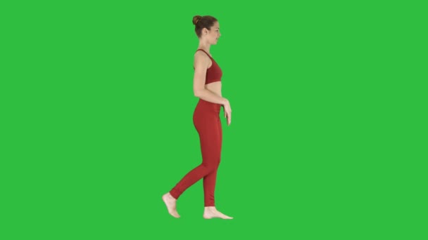 Jonge vrouw ademhaling oefening beoefenen en lopen op een groen scherm, Chromakey. - Video