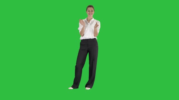 Mujer de negocios aplaudiendo en una pantalla verde, Clave de croma
. - Metraje, vídeo