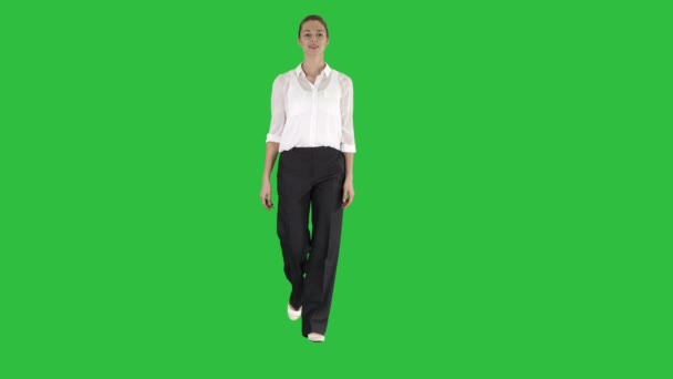 Plan complet. Femme marchant en tenue formelle sur un écran vert, Chroma Key. Tir professionnel en résolution 4K. 009. Vous pouvez l'utiliser par exemple dans votre sport, yoga, sain, vidéo commerciale, entreprise
 - Séquence, vidéo