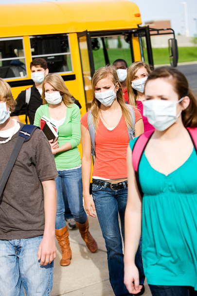 Okul otobüsü: Grup öğrencinin yüz maskesi takmış - Fotoğraf, Görsel