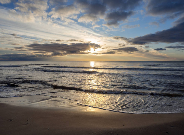 Закат на песчаном пляже Балтийского моря в Фетве, Италия
 - Фото, изображение